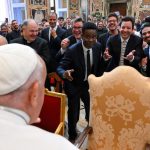 Vaticano: Papa elogia quem faz «Deus sorrir» e pede respeito pelos «sentimentos religiosos» (c/vídeo)