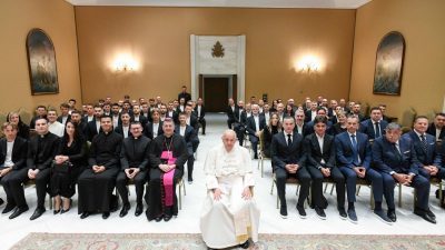 Vaticano: Papa critica quem tenta encerrar Espírito em «cânones»
