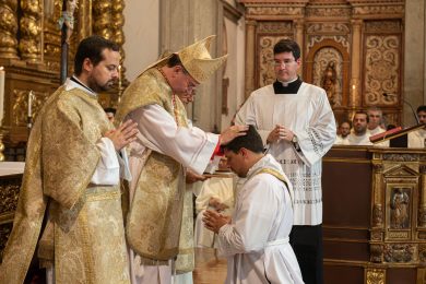 Igreja: D. Américo Aguiar pediu a novo sacerdote para «não esquecer os que procuram Jesus» e ser «sensível aos mais pobres»