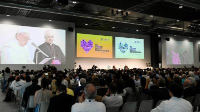 Igreja/Política: Papa denuncia crise da democracia, alertando para «indiferença» perante quem sofre