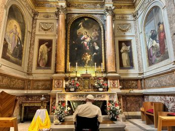 Vaticano: Papa fez visita surpresa a igreja de Roma