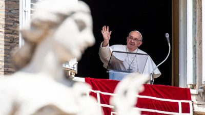 Vaticano: Papa pede admiração e gratidão perante «milagre da Eucaristia»