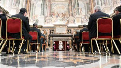 Vaticano: Papa alerta jovens para mundo «feito de exterioridade»