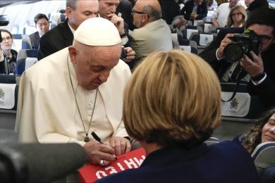 Vaticano: Papa saudou jornalistas e recebeu presentes, a caminho da Indonésia