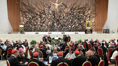 Vaticano: «Não somos os chefes dos leigos, somos seus pastores», diz o Papa aos padres