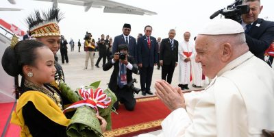 Indonésia: Papa chegou a Jacarta, primeira etapa de viagem-maratona na Ásia e Pacífico (c/fotos e vídeo)