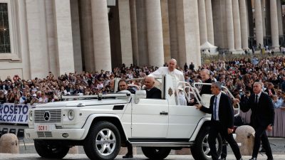 Vaticano: «A fé liberta-nos do horror» - Francisco