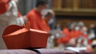 Vaticano: Bispo indonésio renuncia ao cardinalato