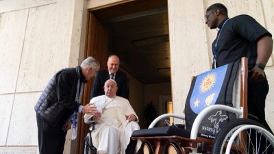 Vaticano: Papa recebeu oferta de pessoas com deficiência e sobreviventes da guerra no Camboja