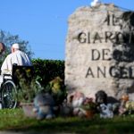 Igreja: Papa rezou em silêncio e depositou flores junto de campas de crianças e bebés no Cemitério Laurentino de Roma