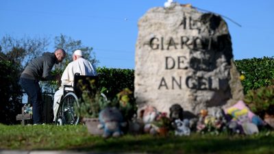 Igreja: Papa rezou em silêncio e depositou flores junto de campas de crianças e bebés no Cemitério Laurentino de Roma