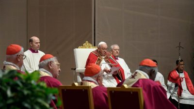 Vaticano: Papa convida a refletir sobre ato de recordar, na Missa de sufrágio pelos cardeais e bispos falecidos