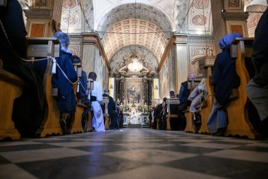 Igreja: «Não se esqueçam de chorar diante do Senhor», recomenda o Papa a padres e religiosas