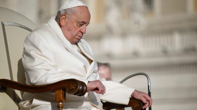 Vaticano: Papa pede esforço diplomático para travar guerra na Ucrânia 