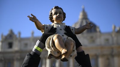 Natal: Papa abençoou imagens do Menino Jesus, pedindo respeito pela vida humana