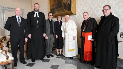 Vaticano: Papa exorta católicos e metodistas a caminhar e avançar juntos no diálogo