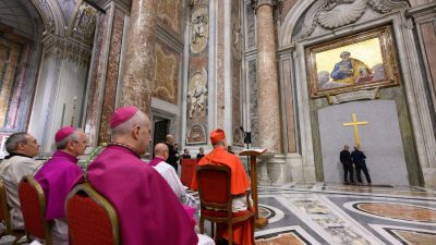 Jubileu 2025: Basílica de São Pedro iniciou preparativos para abertura da Porta Santa (c/vídeo)