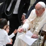 Vaticano: Papa implementa bónus de 300 euros para funcionários com famílias numerosas