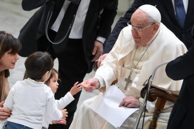 Vaticano: Papa implementa bónus de 300 euros para funcionários com famílias numerosas