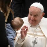 Vaticano: Papa pede que Igreja acompanha «famílias feridas»