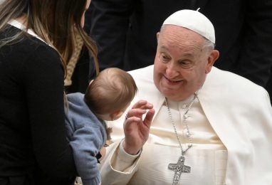 Vaticano: Papa pede que Igreja acompanhe «famílias feridas»