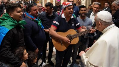 Vaticano: Papa convida a superar preconceitos contra povo cigano