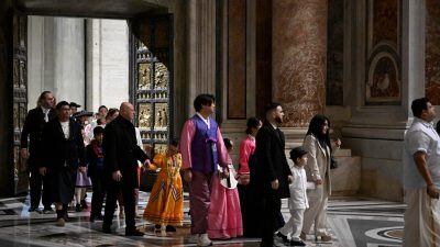 Jubileu: 545 mil peregrinos já atravessaram Porta Santa de São Pedro