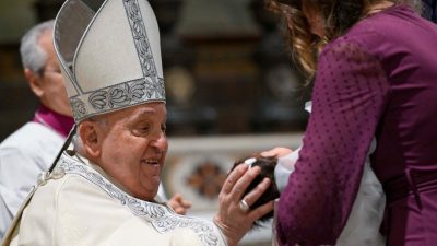 Vaticano: Papa batizou 21 crianças na Capela Sistina