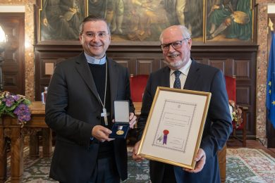 Setúbal: D. Américo Aguiar recebeu medalha da cidade na Classe Paz e Liberdade