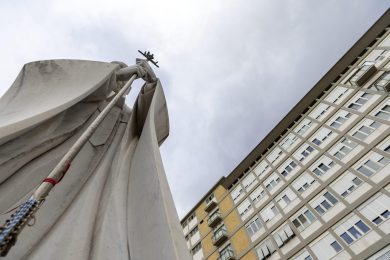 Vaticano: Papa fica em «repouso absoluto», por conselho médico