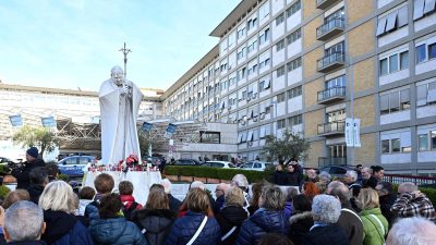 Vaticano: Papa continua em repouso e com agenda cancelada até sábado (atualizada)