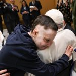 Vaticano: Papa reencontrou Roman Oleksiv e recebeu um novo abraço da criança ucraniana, sobrevivente a um ataque com mísseis