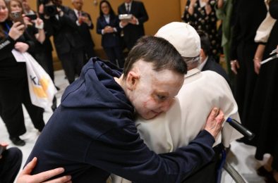 Vaticano: Papa reencontrou Roman Oleksiv e recebeu um novo abraço da criança ucraniana, sobrevivente a um ataque com mísseis