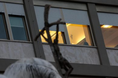 Vaticano: Papa mantém-se estável, recuperação vai ser «lenta»