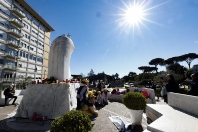 Vaticano: Papa voltou a registar melhorias e deixou ventilação não-invasiva durante a noite