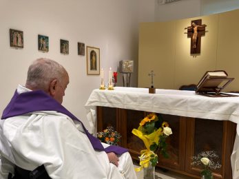 Francisco: Vaticano divulga primeira imagem do Papa desde o início do internamento