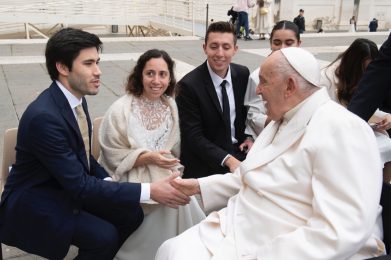 Francisco: Catarina Casanova partilhou o palco com o Papa na JMJ e recorda momento em que foi vestida de noiva com o marido pedir a bênção a Francisco no Vaticano