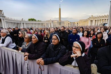Vaticano: Milhares de pessoas na Praça de São Pedro para Rosário em sufrágio pelo Papa Francisco