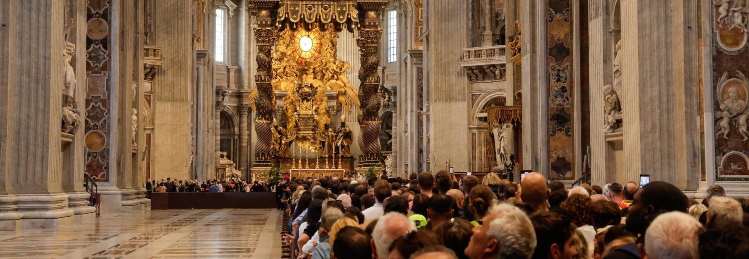 Francisco: Milhares de pessoas prestam última homenagem, entre lágrimas e palmas