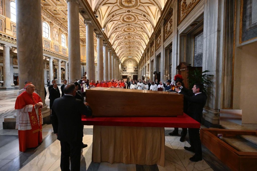 Francisco: Papa sepultado em Santa Maria Maior (c/fotos e vídeo)