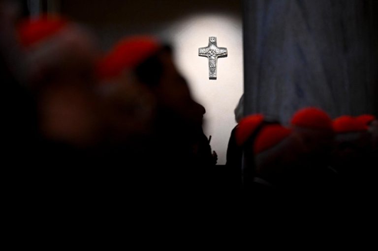 Conclave 2025: Quatro cardeais portugueses votam pela primeira vez