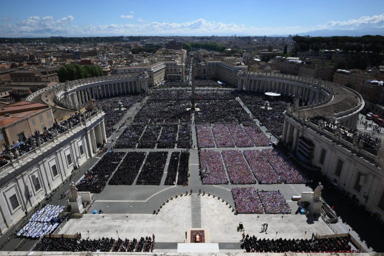 Francisco/Exéquias: Decano do Colégio Cardinalício homenageia Papa que estava «no meio do povo» e abriu a Igreja a todos