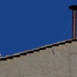 Conclave 2025: Preparativos prosseguem na Capela Sistina, com chaminé instalada