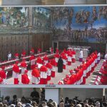 Conclave 2025: Cardeais entram na Capela Sistina para iniciar eleição (direto)