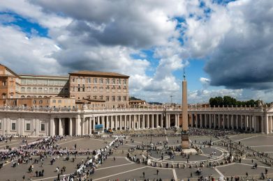 Vaticano: Novo Papa reza na Capela Paulina