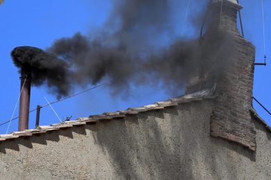 Conclave: Fumo negro pela segunda vez na Praça de São Pedro