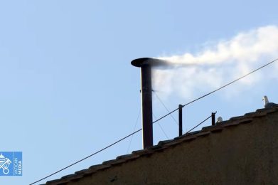 Conclave 2025: Fumo branco no Vaticano