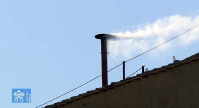 Conclave 2025: Fumo branco no Vaticano
