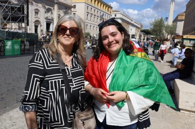 Igreja: Jovem portuguesa viajou até Roma para realizar «grande sonho» de testemunhar Conclave e afirma que «não poderia ter sido melhor»