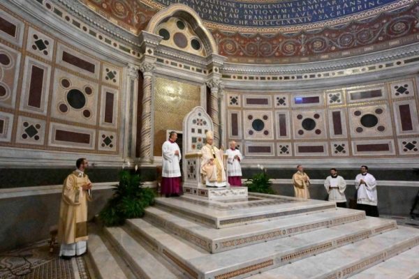 Vaticano: Papa cumpre gesto do lava-pés com 12 padres de Roma, no início do Tríduo Pascal